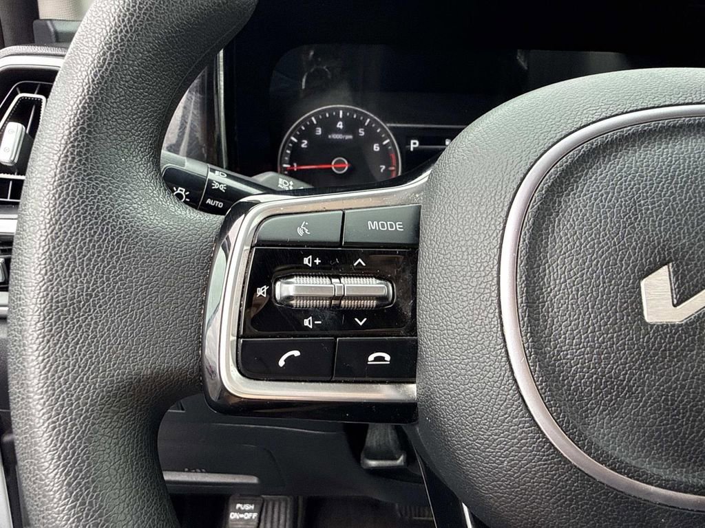 Used 2023 Kia Sorento LX image 12