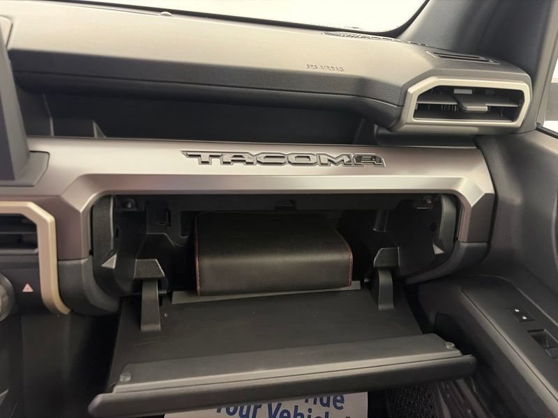 Used 2025 Toyota Tacoma SR5 AWD/4WD image 33