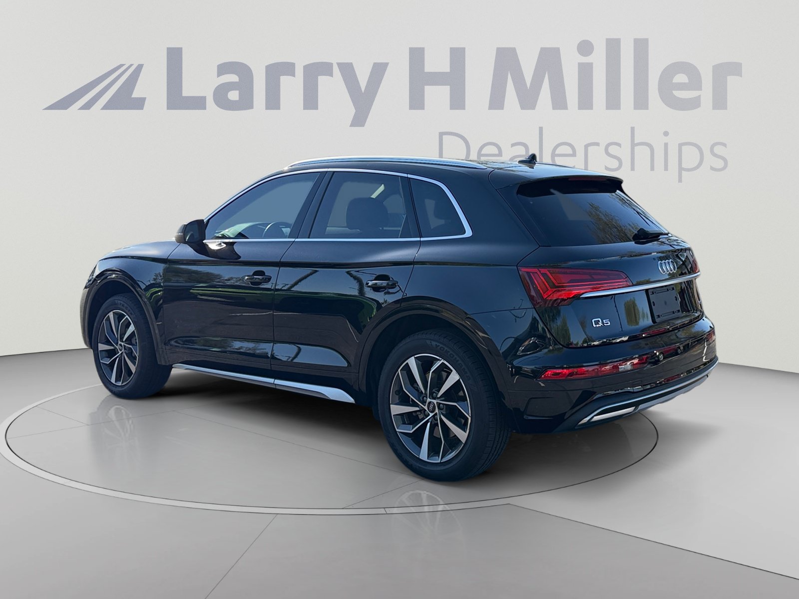 Used 2021 Audi Q5 2.0T Premium w/ Convenience Package AWD/4WD image 3