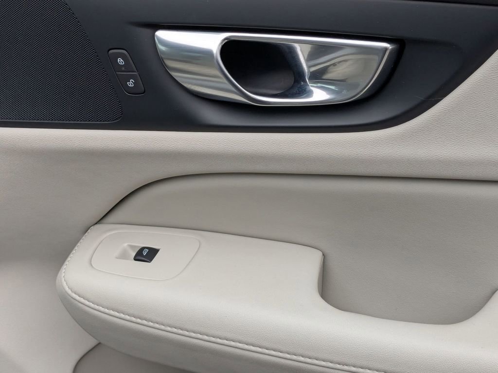Used 2025 Volvo V60 B5 Cross Country Plus image 32