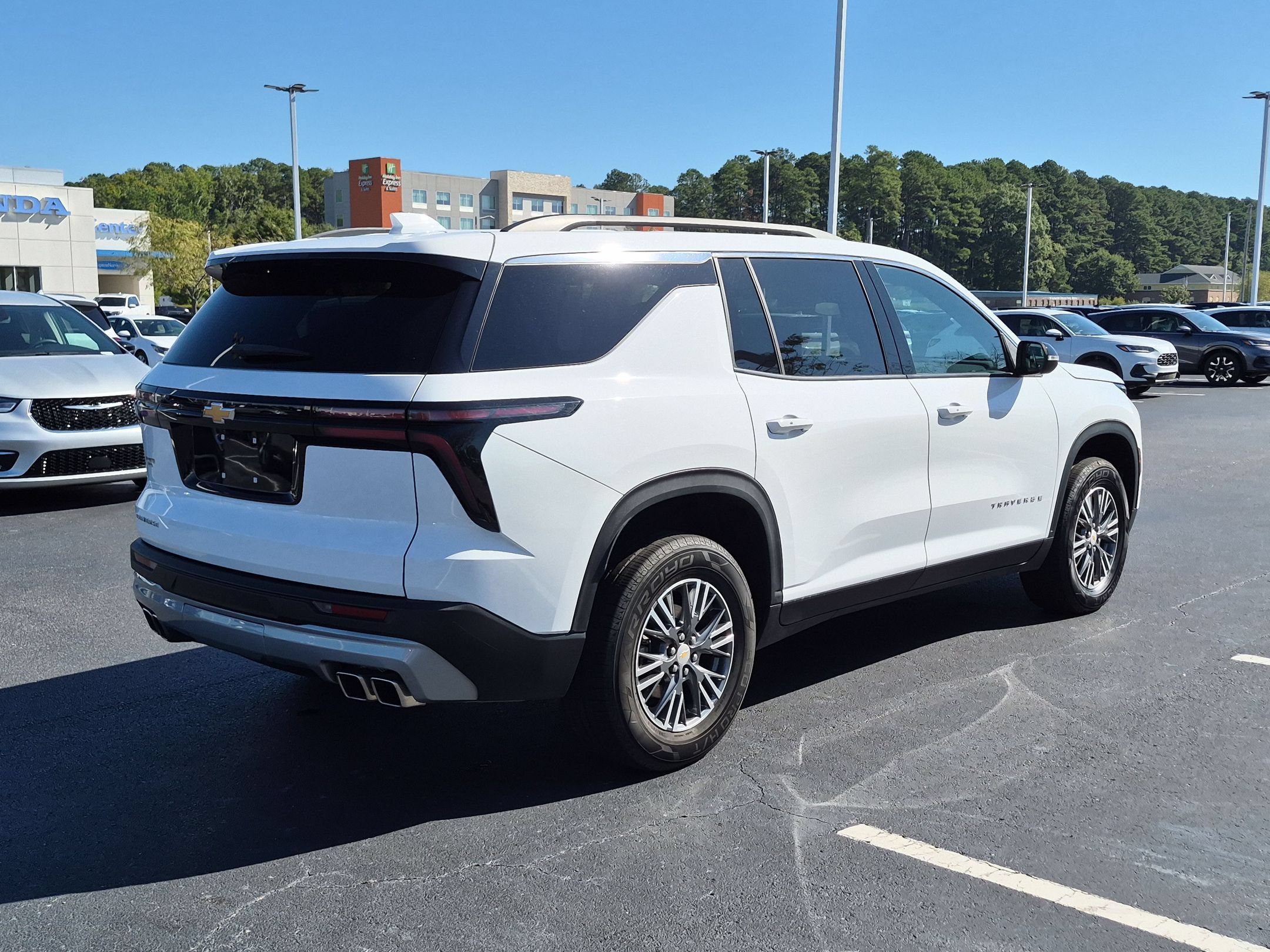 Used 2025 Chevrolet Traverse LT FWD image 3