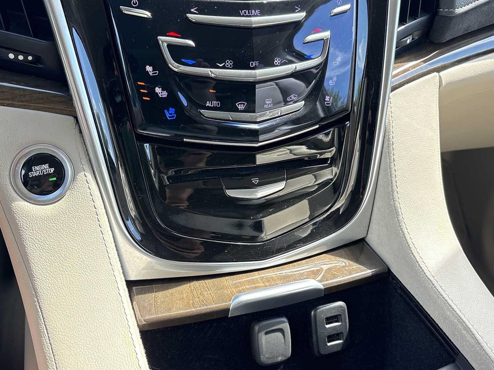 Used 2019 Cadillac Escalade ESV Luxury AWD/4WD image 18