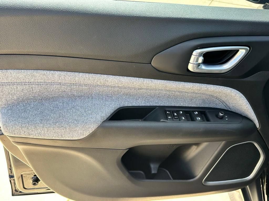 Used 2025 Jeep Compass Sport AWD/4WD image 17