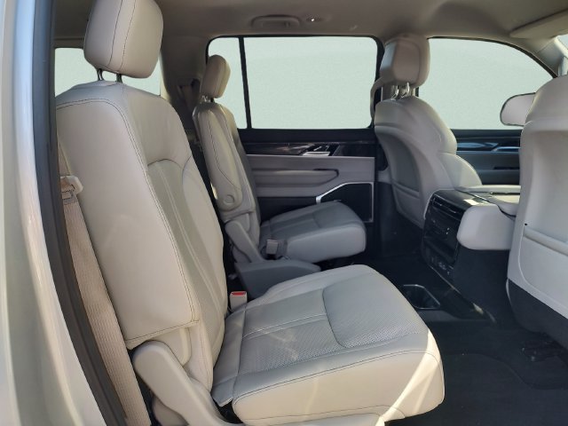Used 2022 Jeep Wagoneer Series II w/ Flexible Seating Group AWD/4WD image 31