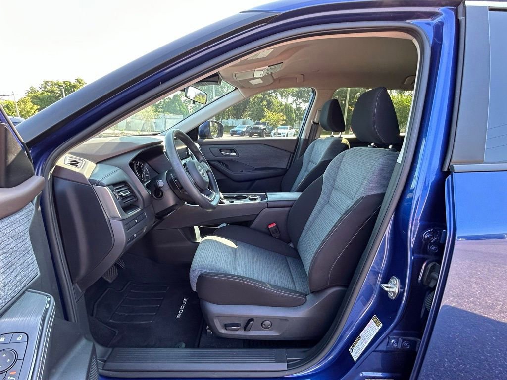 Used 2023 Nissan Rogue SV AWD/4WD image 16