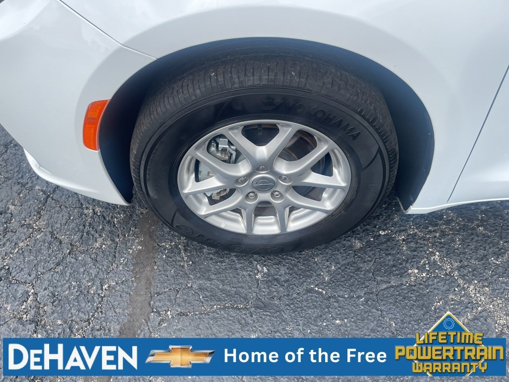 Used 2025 Chrysler Pacifica Select FWD image 10