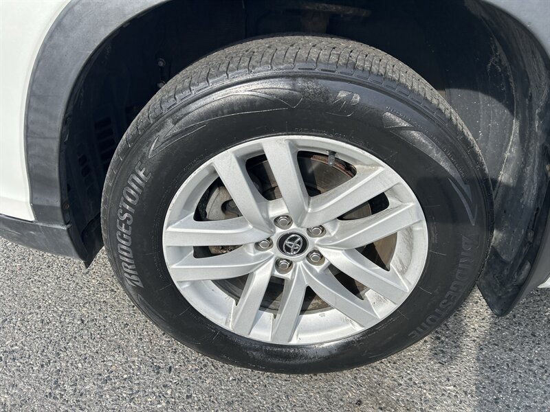 Used 2016 Toyota Highlander LE AWD/4WD image 7