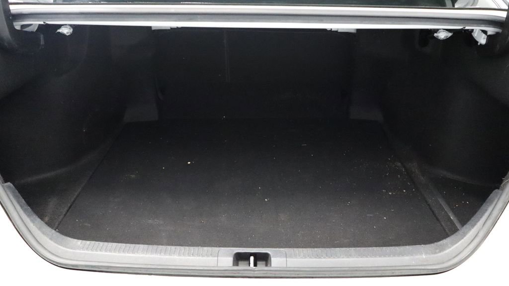 Used 2020 Toyota Camry XLE FWD image 19