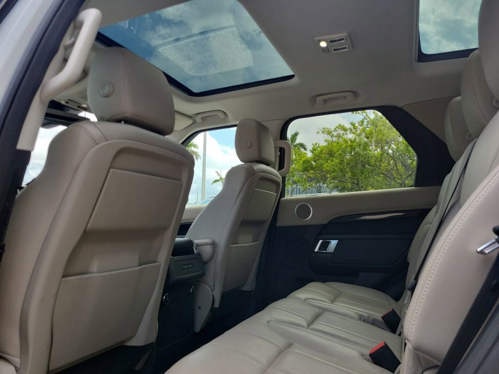 Used 2017 Land Rover Discovery SE AWD/4WD image 16