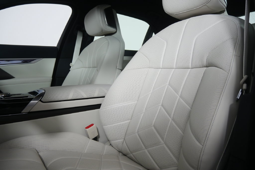 New 2026 BMW 740i RWD image 10