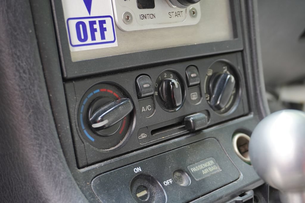 Used 1999 MAZDA MX-5 Miata RWD image 21