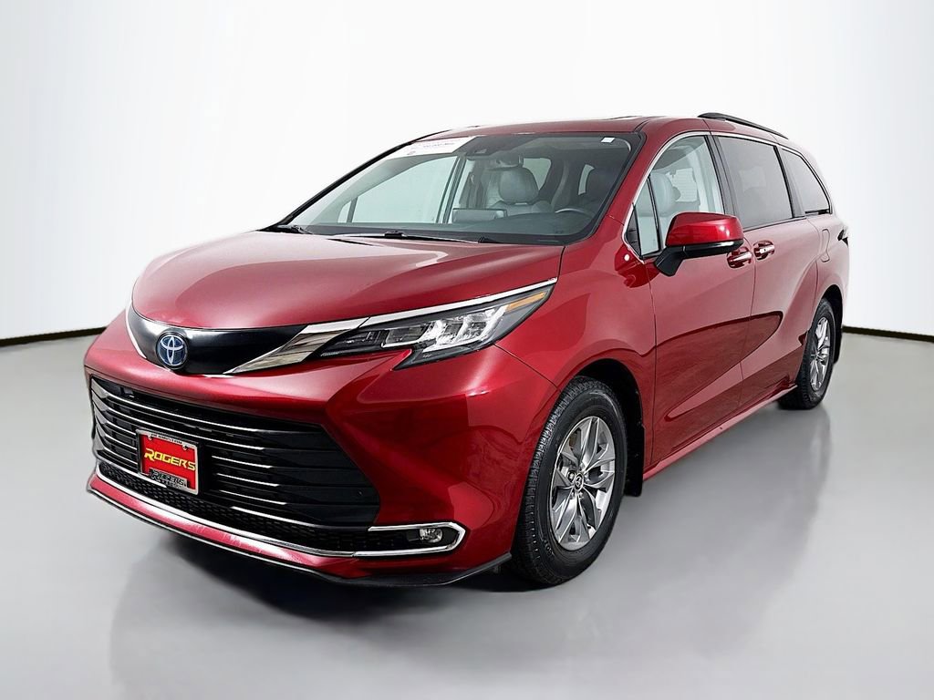 Certified 2022 Toyota Sienna XLE image 3