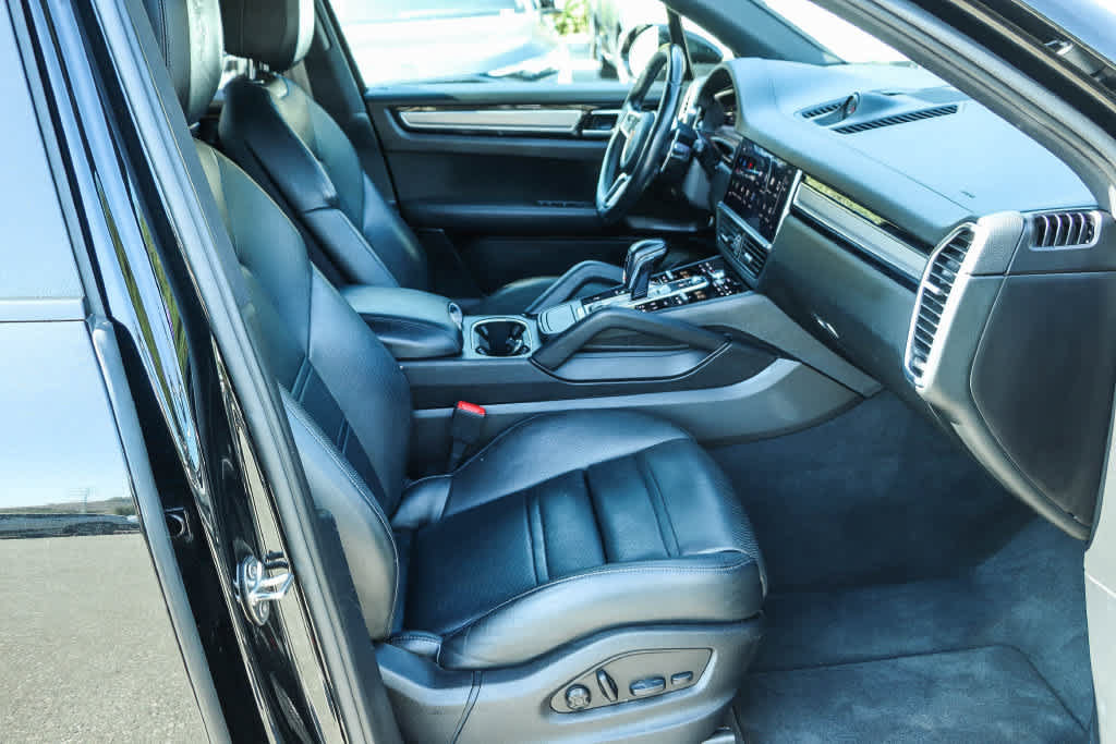 Used 2023 Porsche Cayenne Platinum Edition AWD/4WD image 19