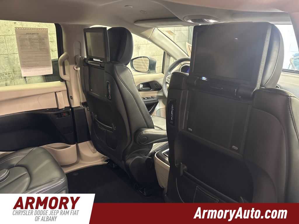 Used 2023 Chrysler Pacifica Touring-L w/ Uconnect Theater Family Group image 34