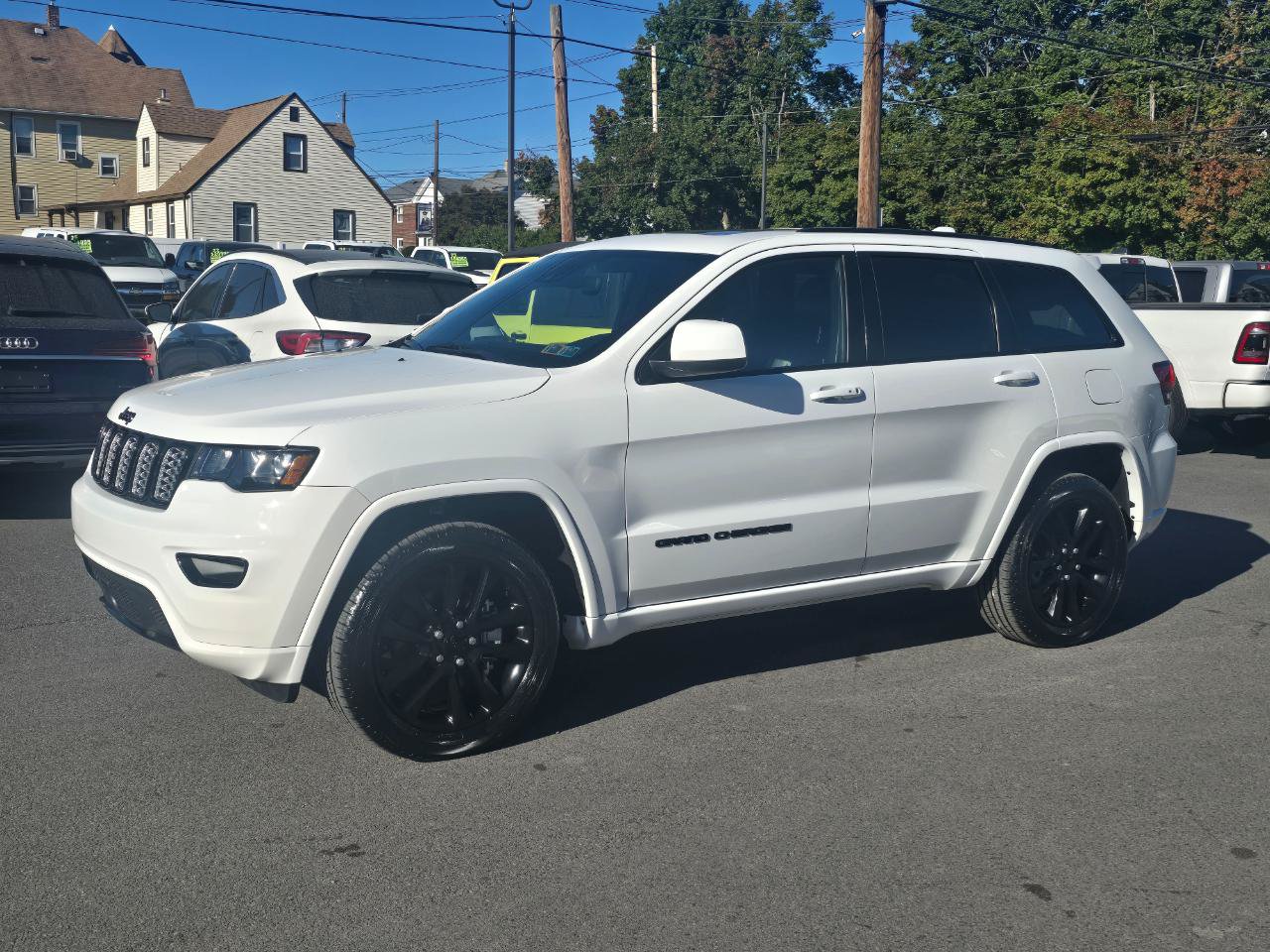 Used 2021 Jeep Grand Cherokee Laredo AWD/4WD image 3
