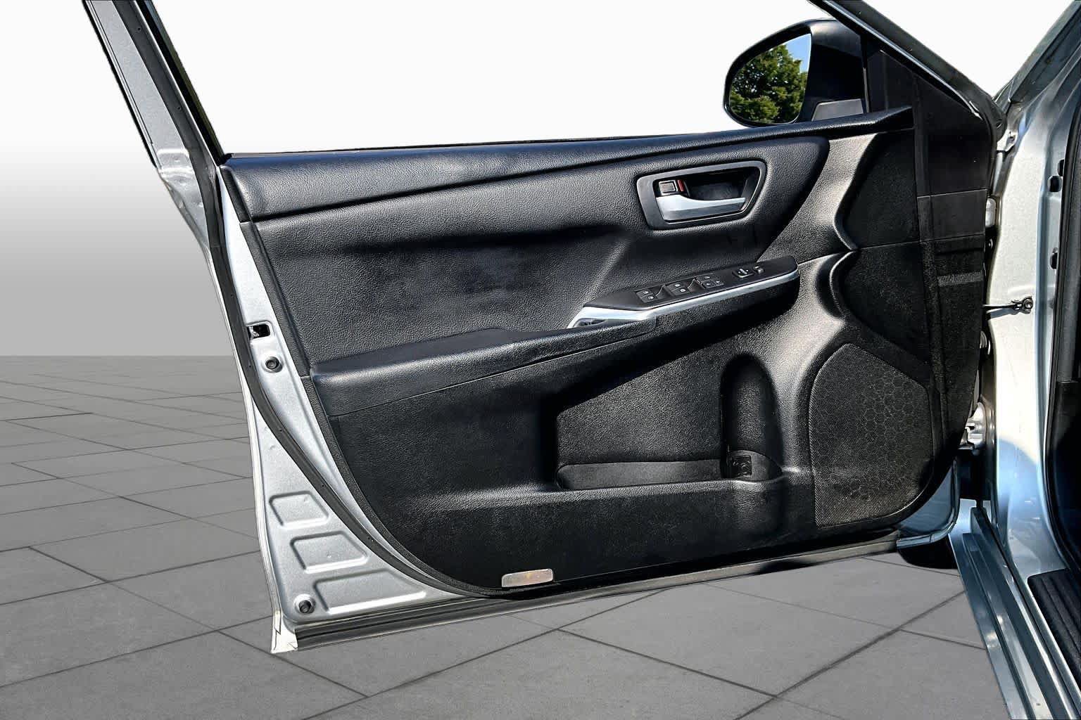Used 2017 Toyota Camry SE FWD image 21