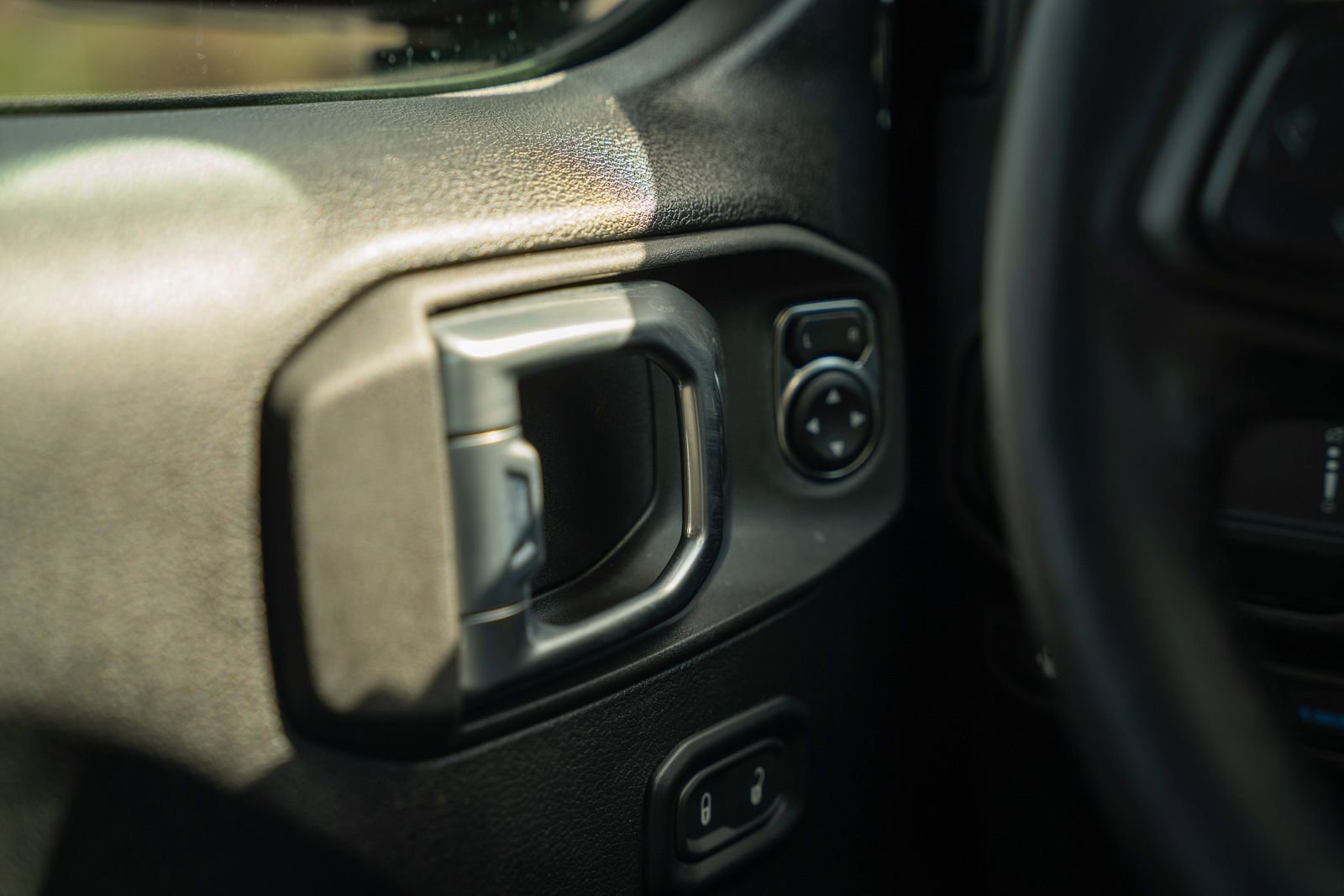 Used 2023 Jeep Wrangler Unlimited w/ Sun & Screen Package image 34