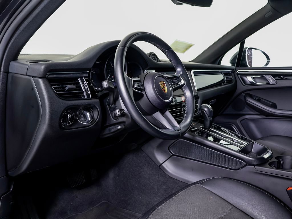 Certified 2024 Porsche Macan AWD/4WD image 4