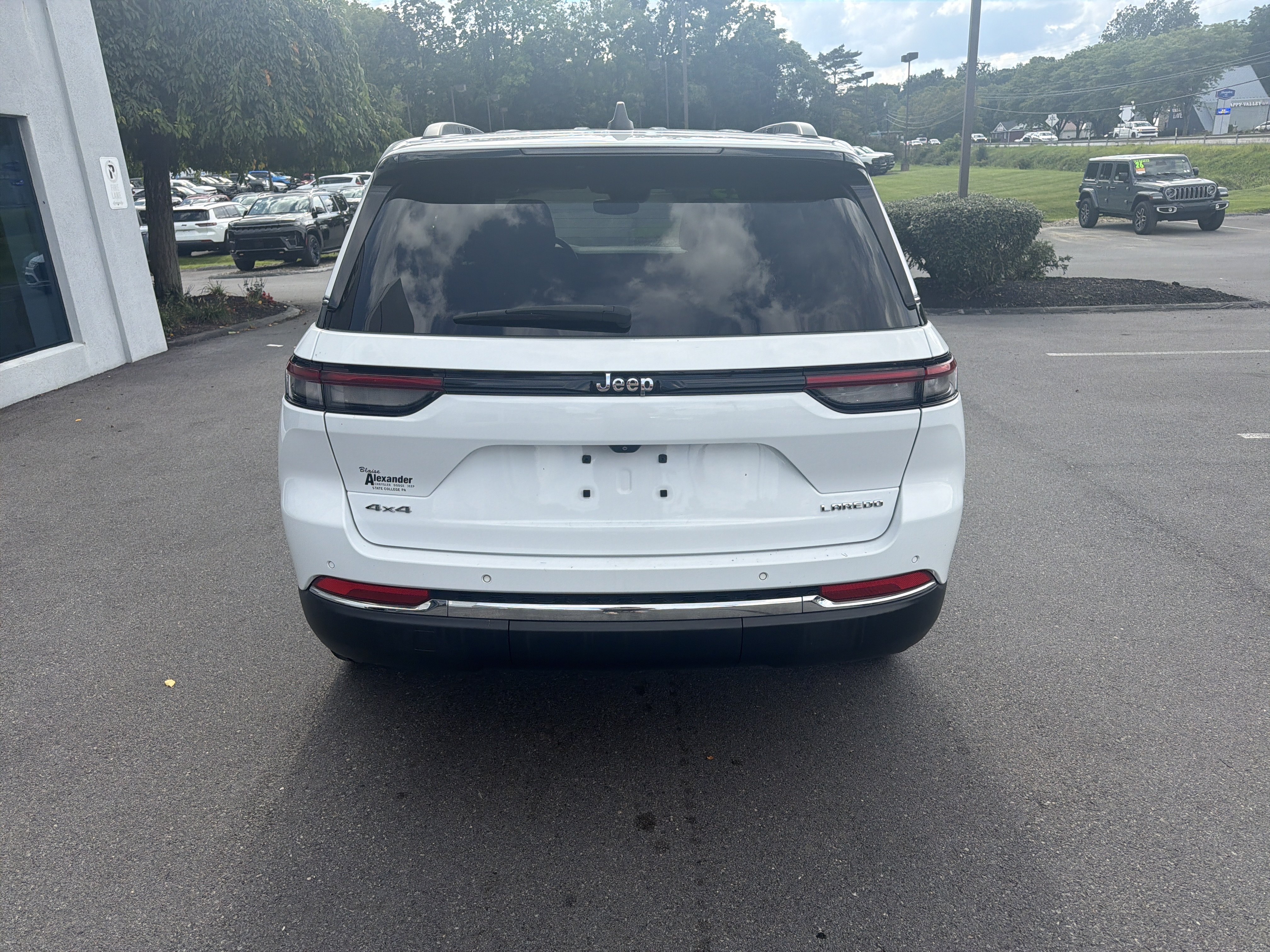 Used 2023 Jeep Grand Cherokee Laredo AWD/4WD image 4