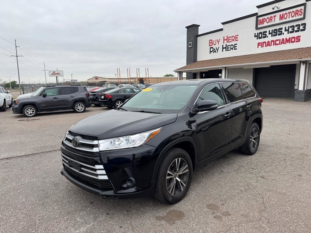 Used 2019 Toyota Highlander LE FWD image 1