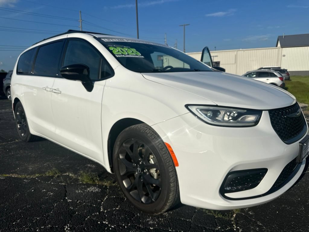Used 2025 Chrysler Pacifica Limited FWD image 35