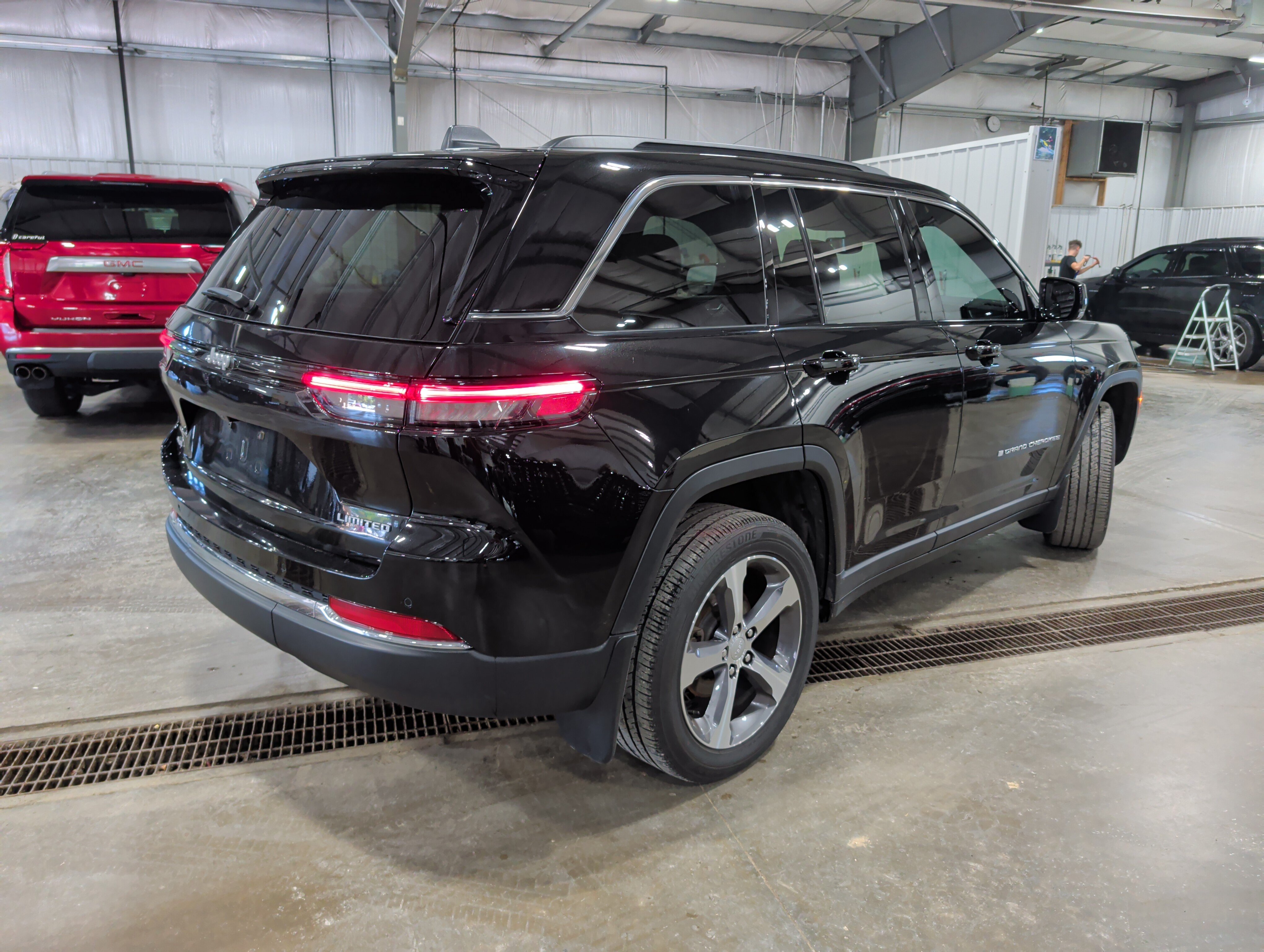 Used 2024 Jeep Grand Cherokee Limited AWD/4WD image 3