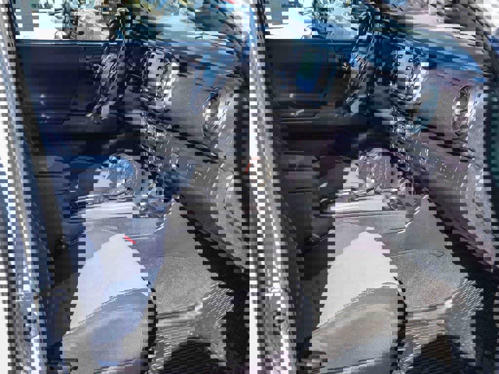 Used 2020 Toyota Tacoma TRD Off-Road w/ Technology Package image 15