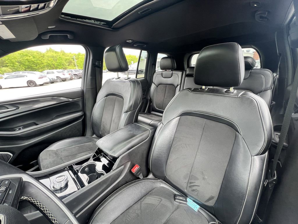 Used 2022 Jeep Grand Cherokee Altitude AWD/4WD image 27