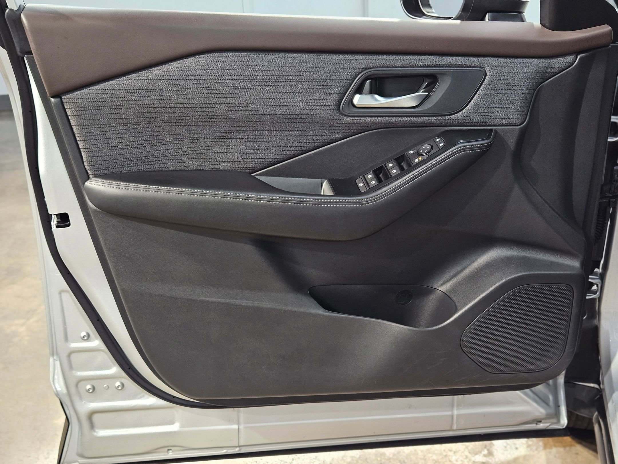 Used 2023 Nissan Rogue SV image 20