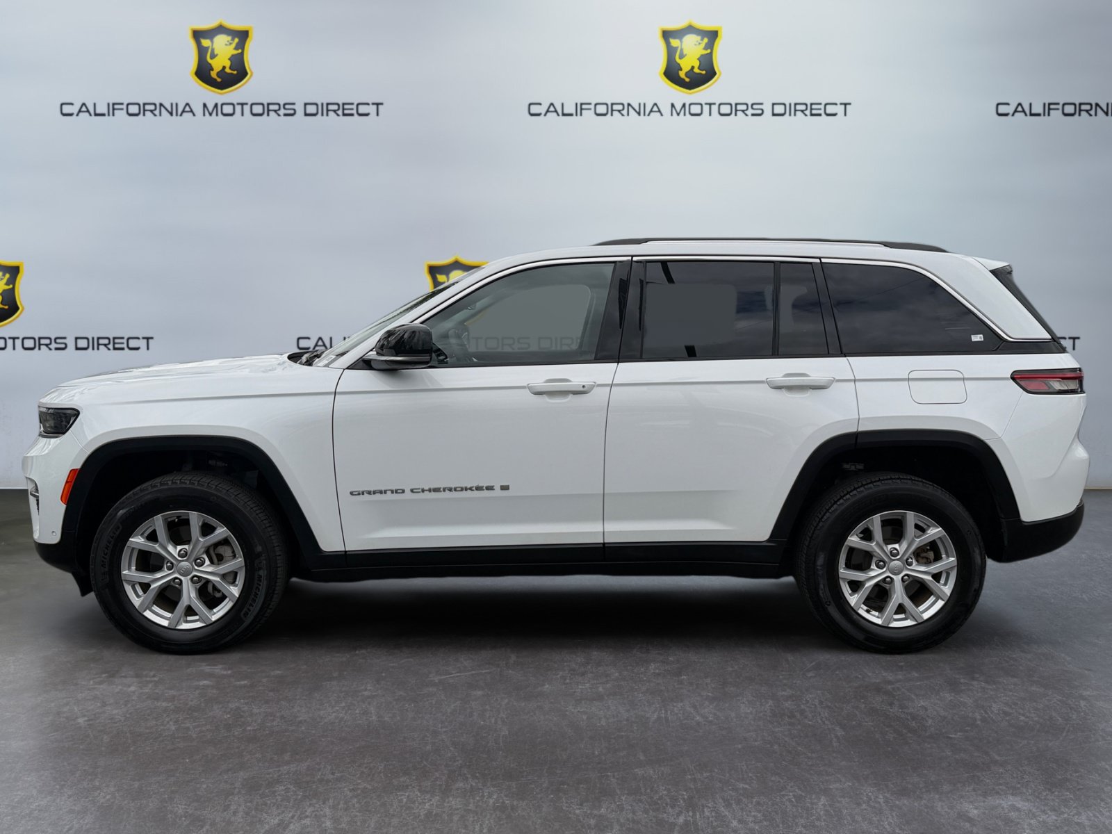 Used 2023 Jeep Grand Cherokee Limited w/ Luxury Tech Group II RWD image 2
