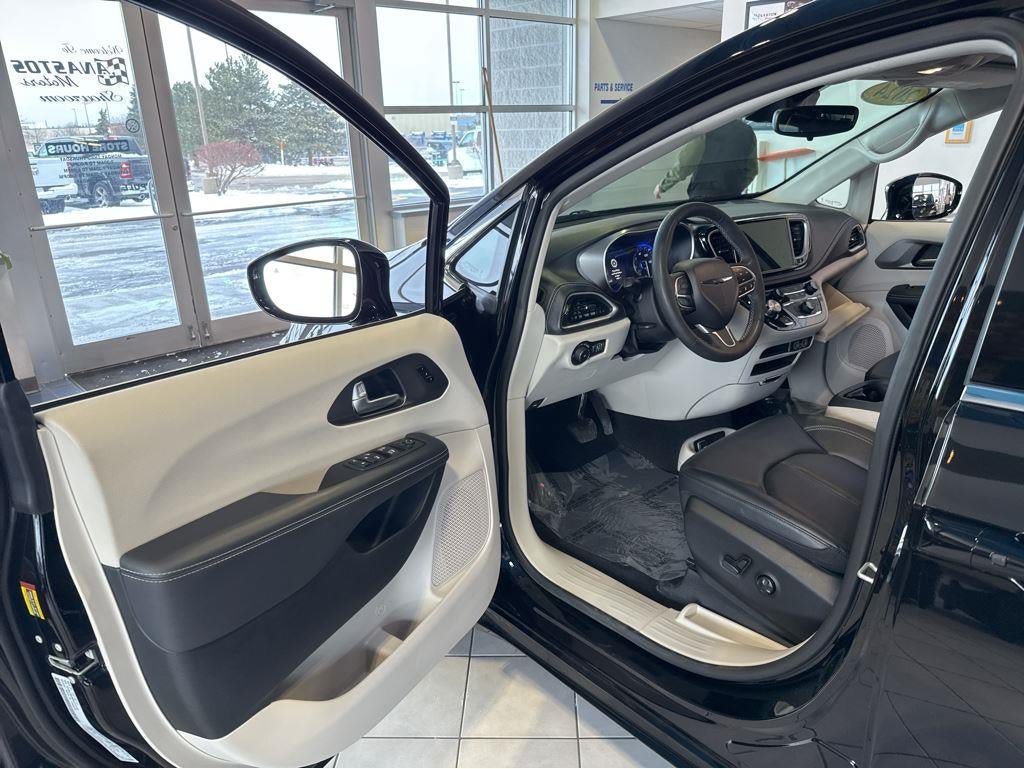 Used 2024 Chrysler Pacifica Touring-L AWD/4WD image 17