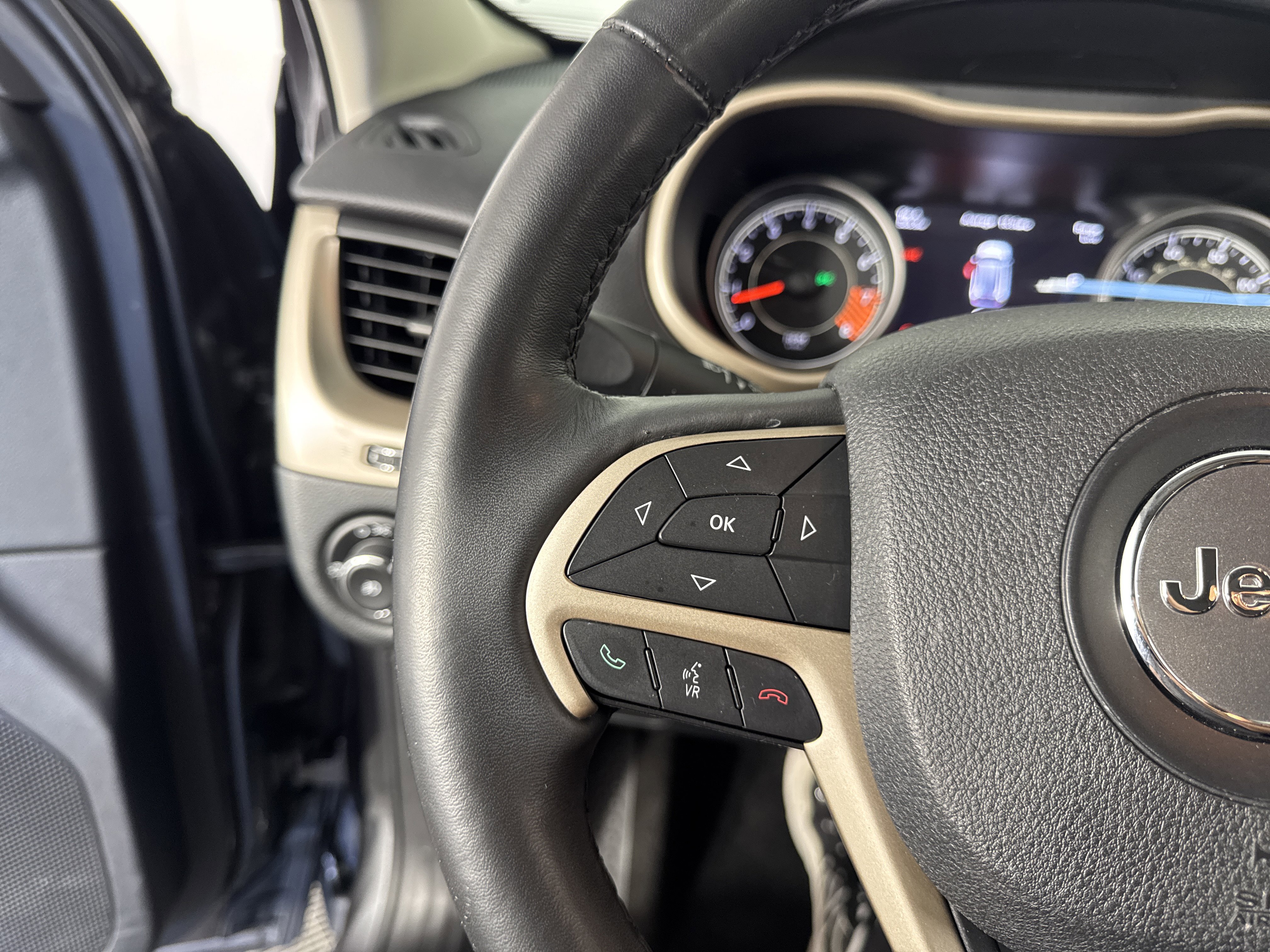 Used 2015 Jeep Cherokee Limited w/ Luxury Group image 27