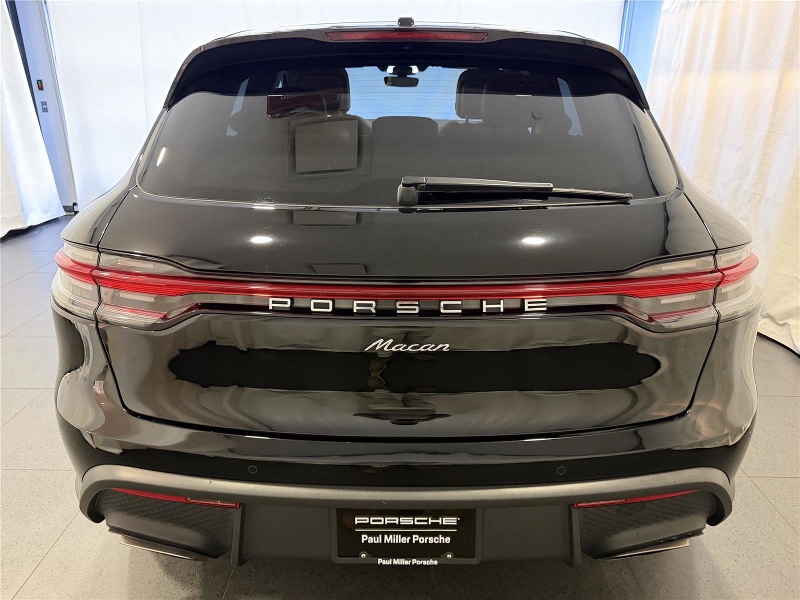 Certified 2023 Porsche Macan image 8