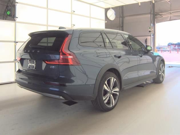 Used 2025 Volvo V60 B5 Cross Country Plus image 4