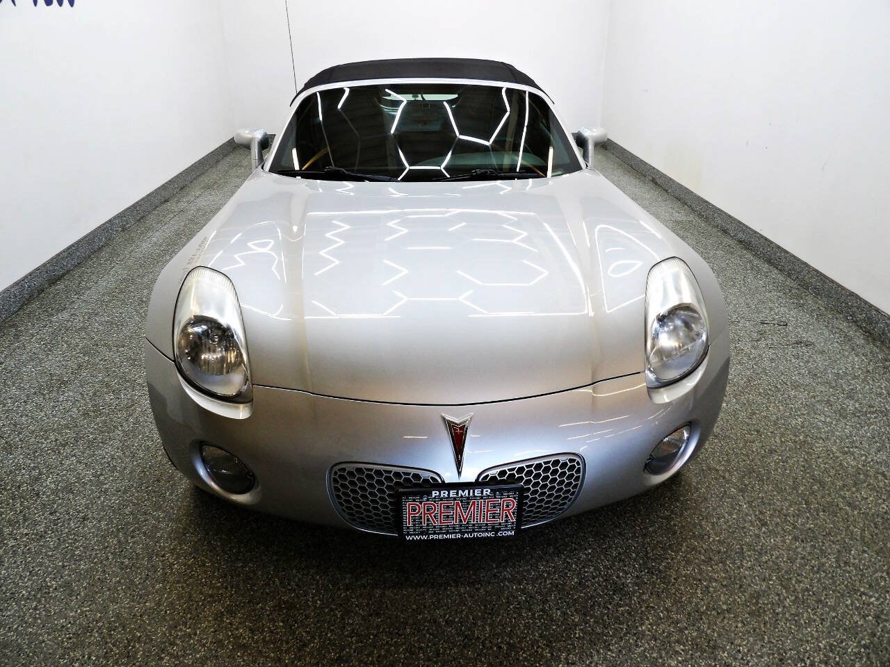 Used 2007 Pontiac Solstice Convertible w/ Premium Package RWD image 2
