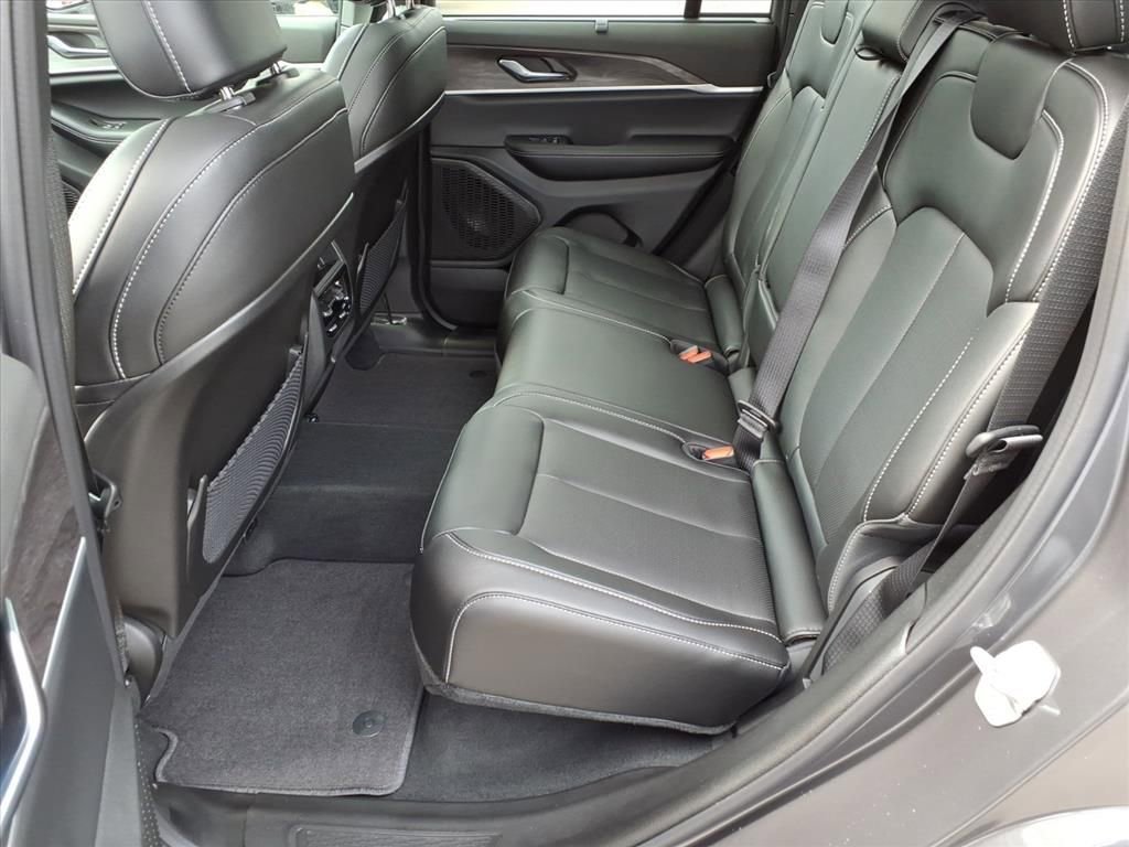 New 2025 Jeep Grand Cherokee Limited w/ Luxury Tech Group II image 9