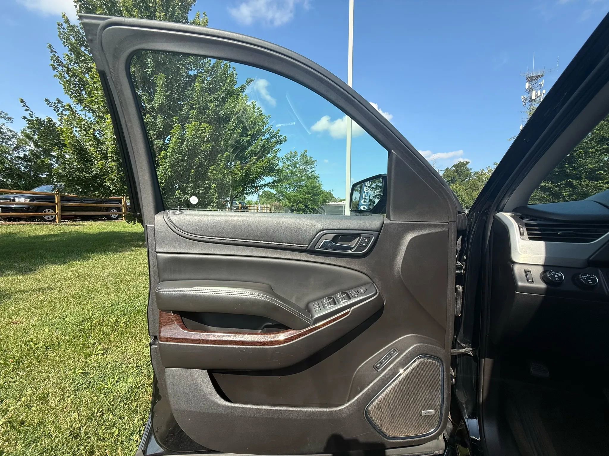 Used 2015 GMC Yukon SLT w/ HD Trailering Package image 9