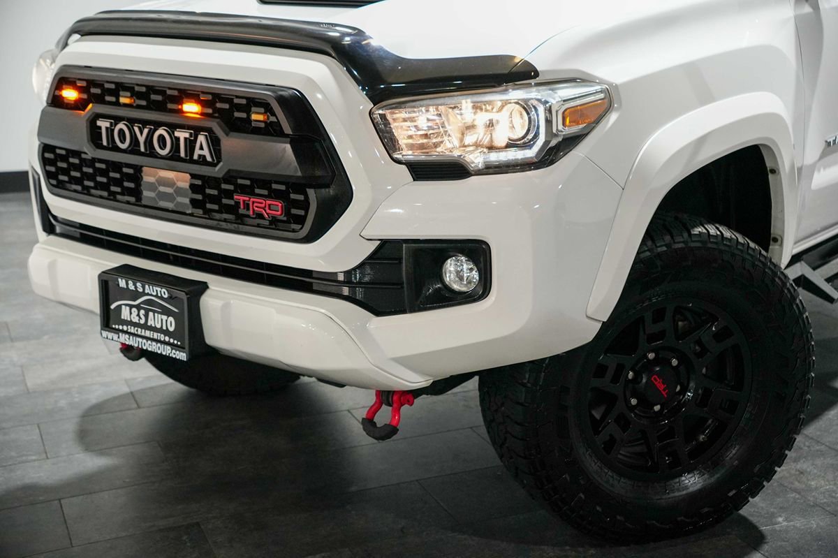 Used 2018 Toyota Tacoma TRD Sport w/ Technology Package image 10