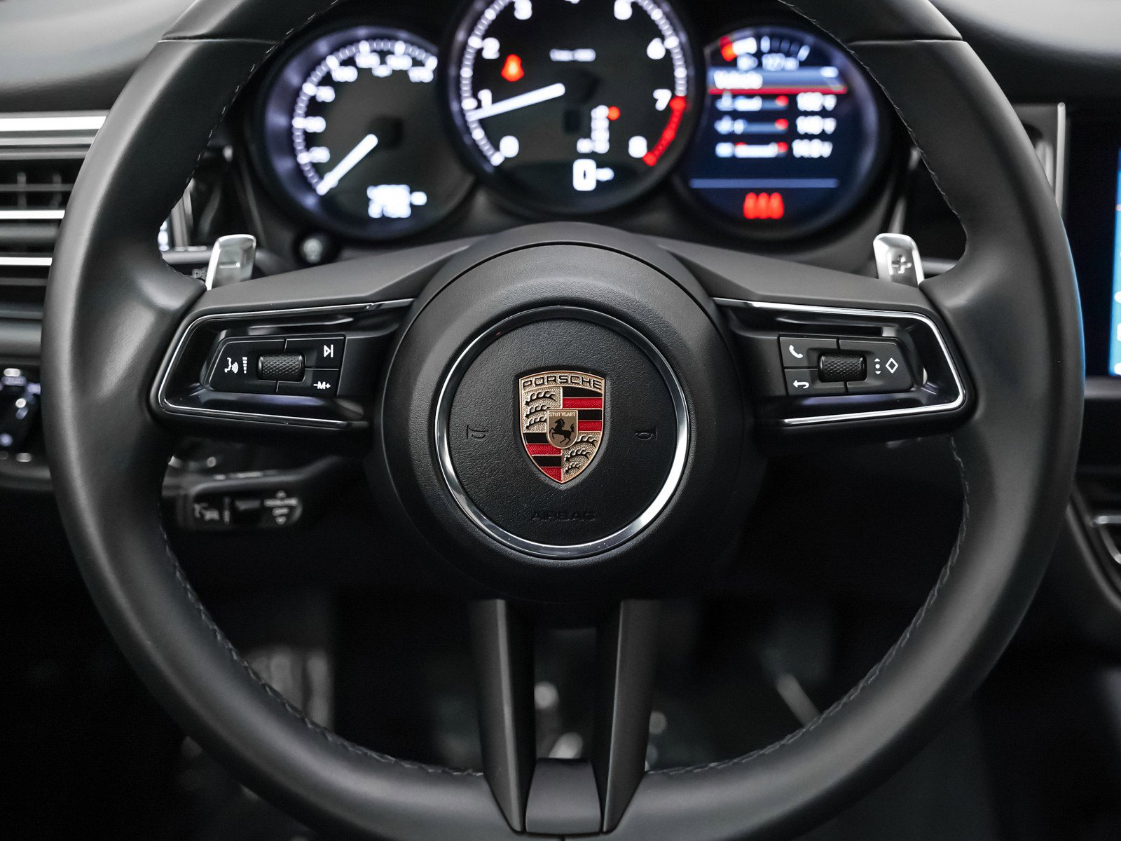 Certified 2025 Porsche Macan image 17