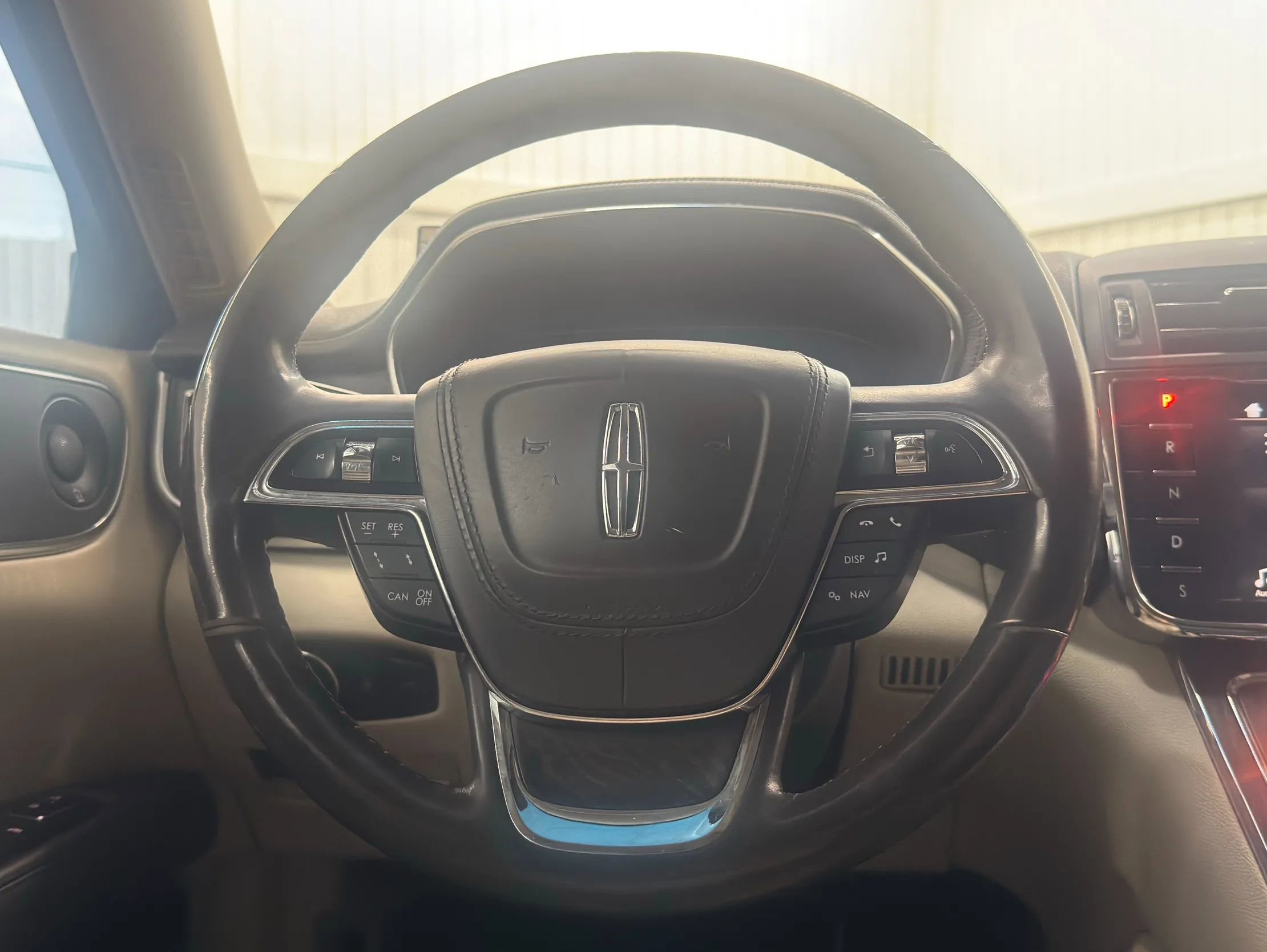 Used 2017 Lincoln Continental Select image 18