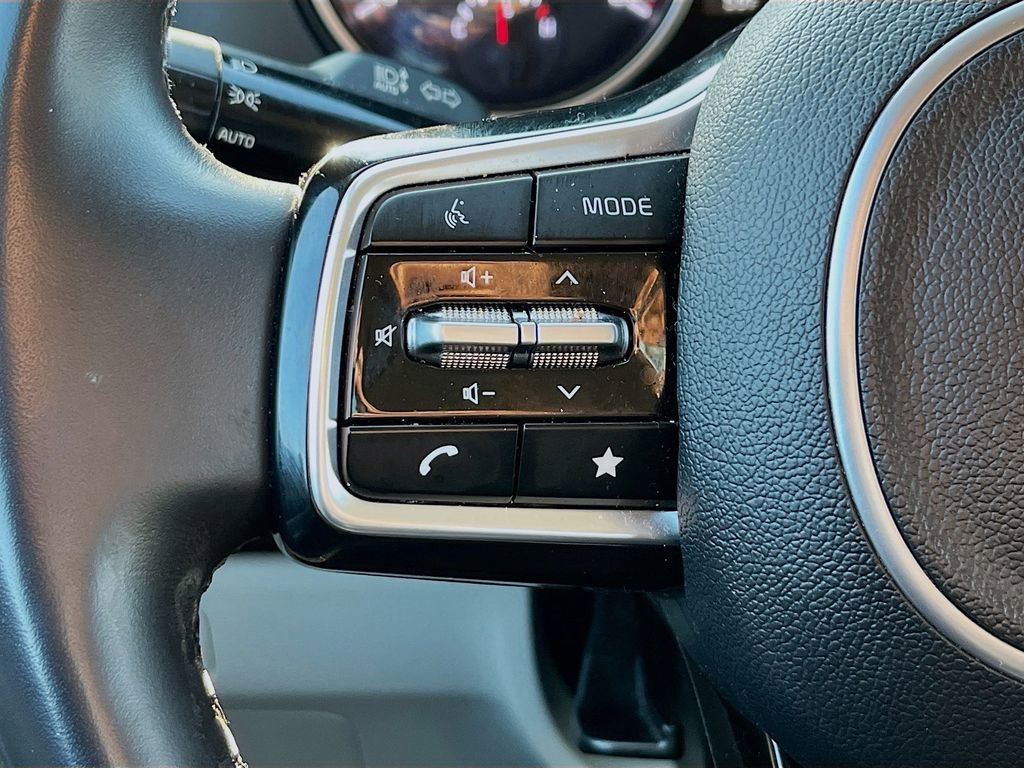 Certified 2024 Kia Carnival LX image 32