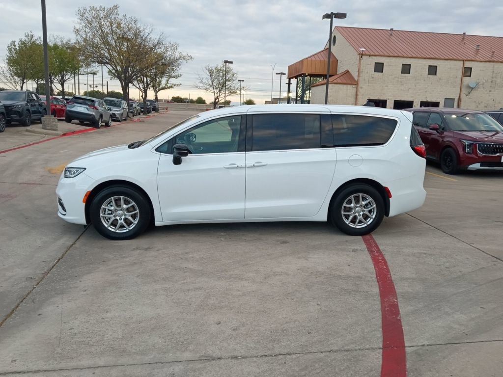 Used 2025 Chrysler Pacifica Select image 4