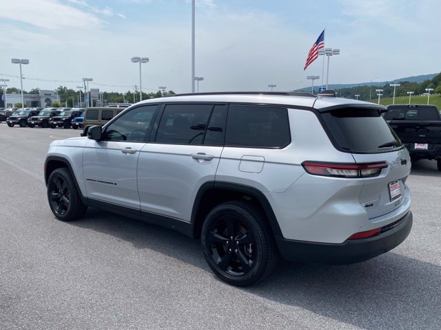 Used 2025 Jeep Grand Cherokee L Limited w/ Black Appearance Package AWD/4WD image 3