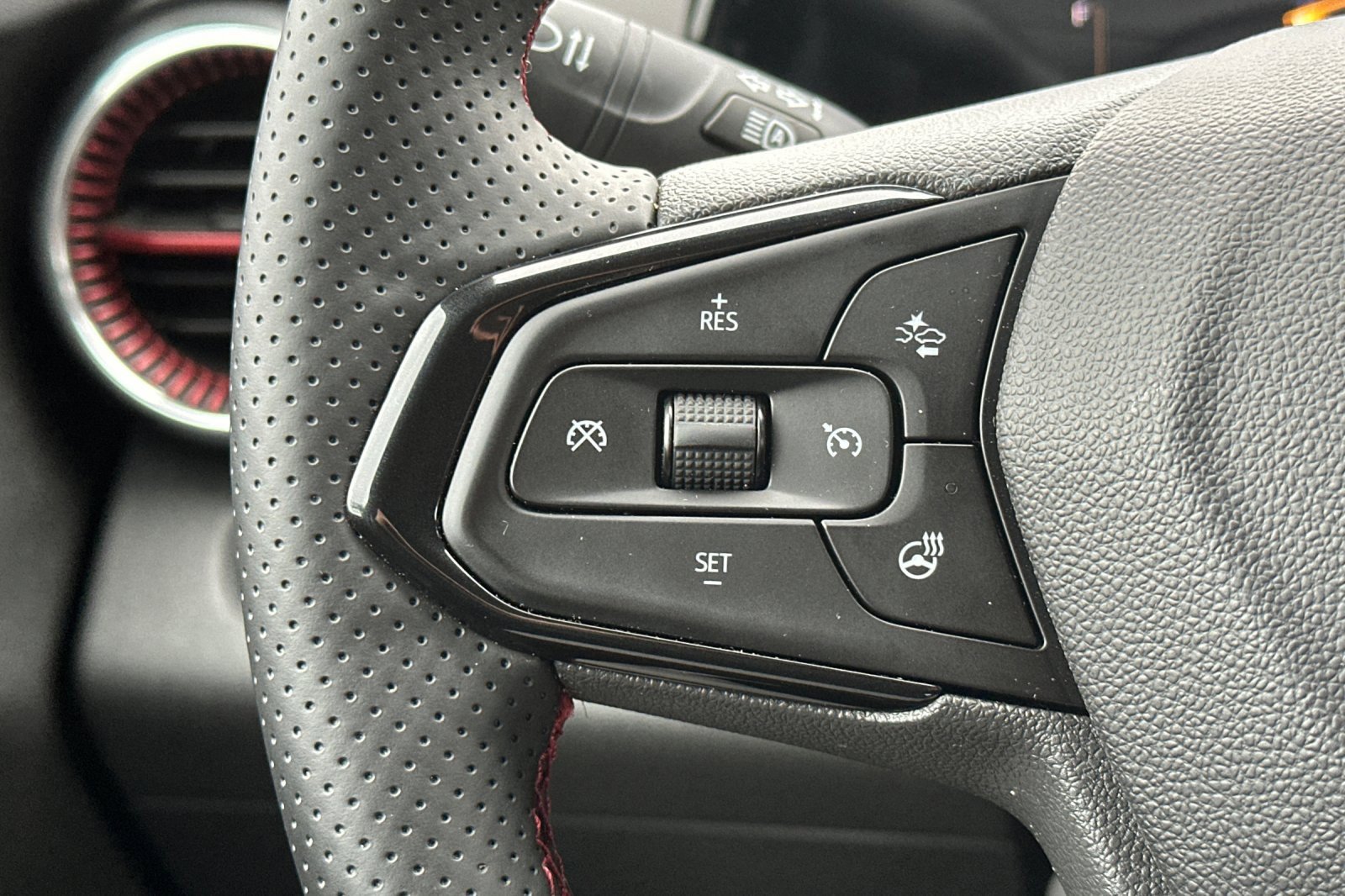 Used 2025 Chevrolet Trax RS w/ Driver Confidence Package image 35