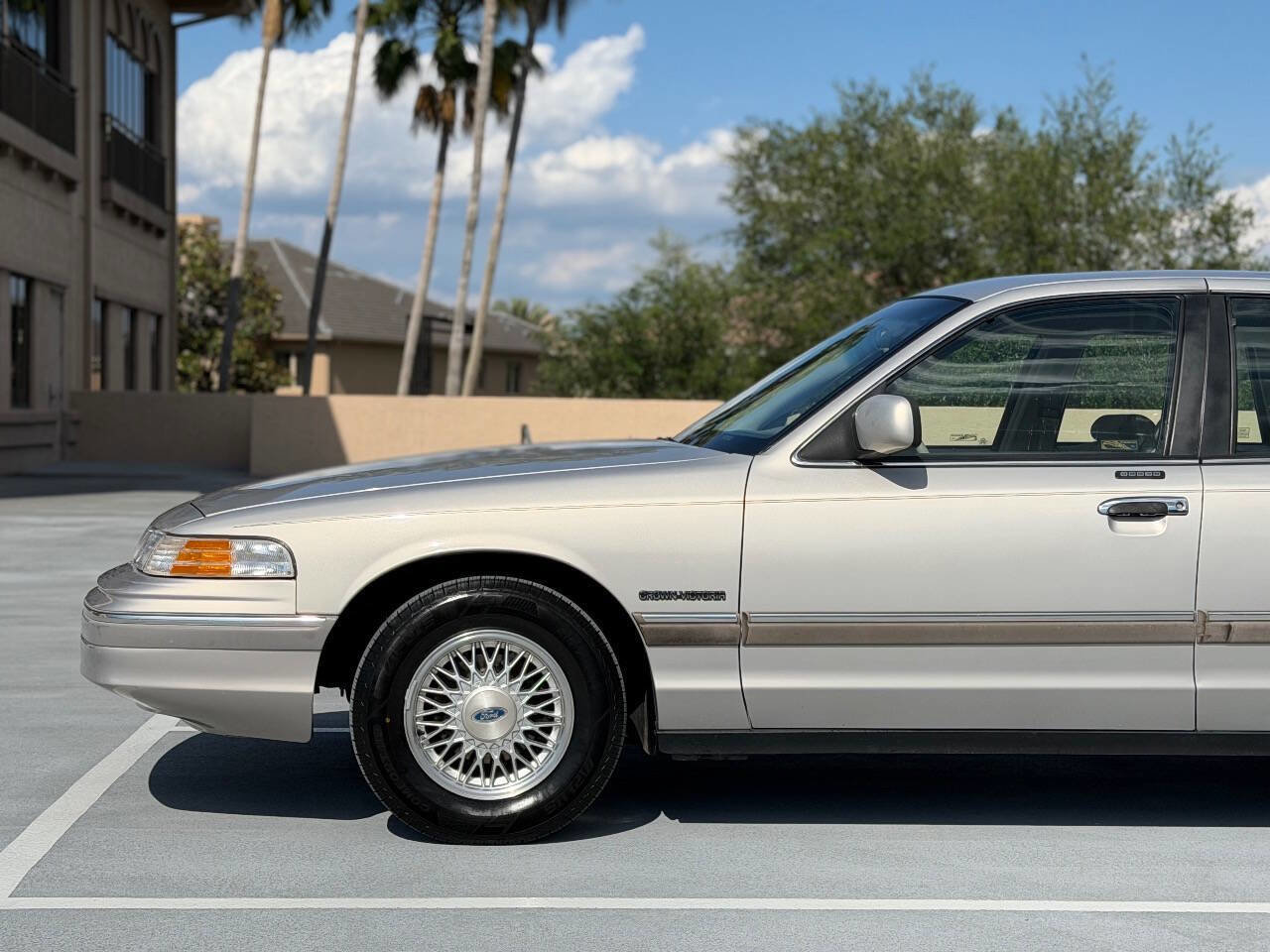 Used 1992 Ford Crown Victoria LX RWD image 3