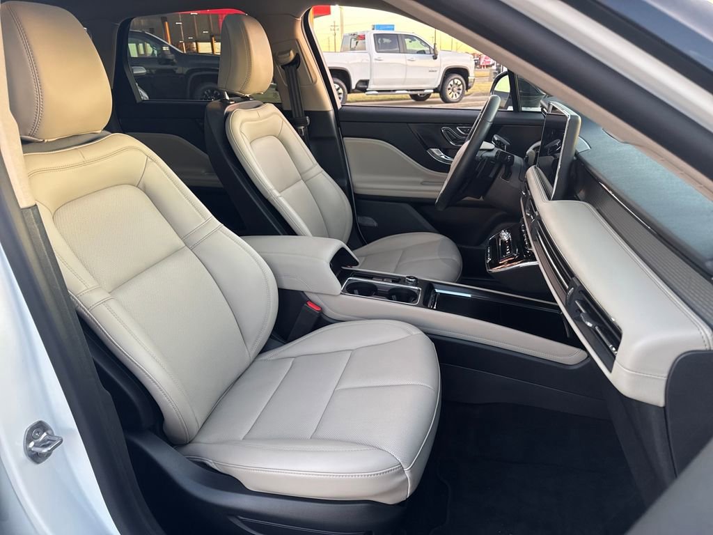 Used 2025 Lincoln Corsair AWD w/ Equipment Group 101A image 12