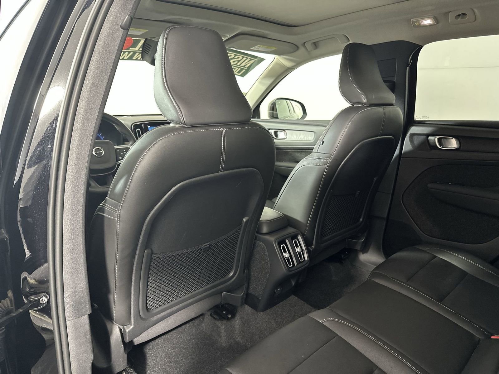 Used 2025 Volvo XC40 B5 Plus image 24