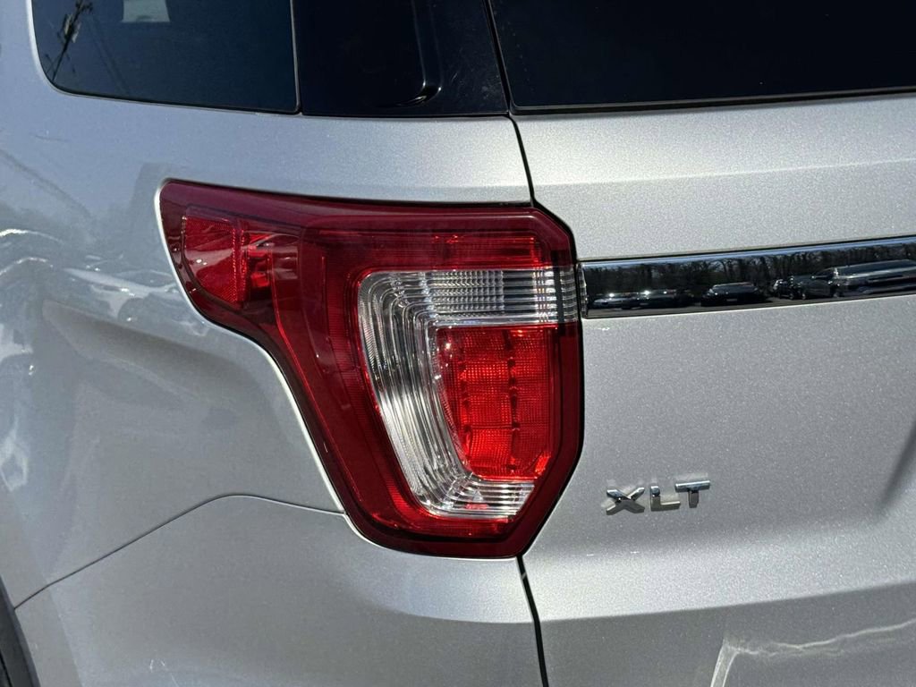 Used 2018 Ford Explorer XLT w/ Equipment Group 202A AWD/4WD image 8