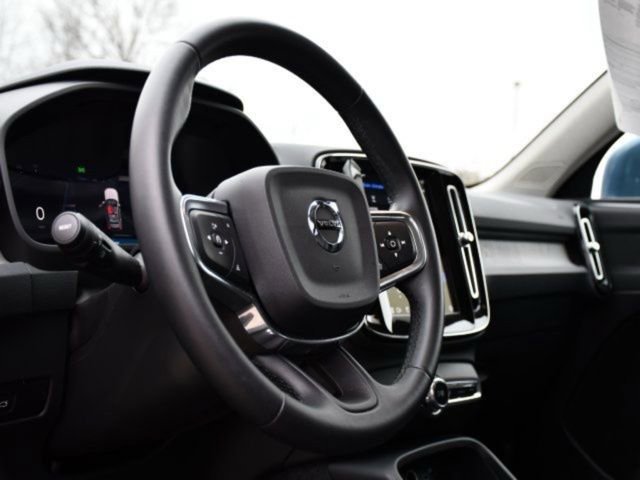 Certified 2025 Volvo XC40 B5 Core AWD/4WD image 11