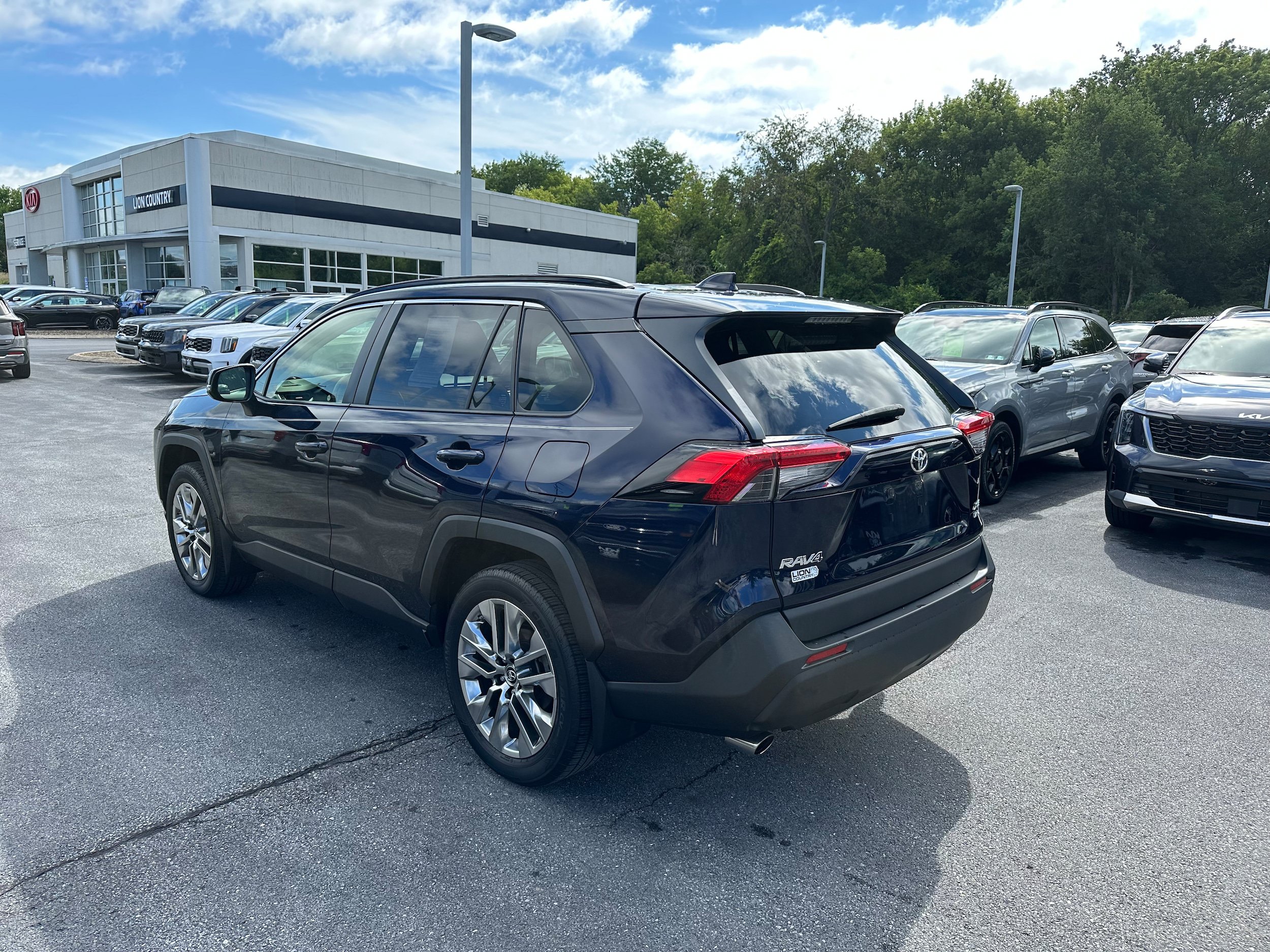 Used 2019 Toyota RAV4 XLE Premium w/ Cold Weather Package AWD/4WD image 7